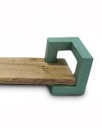 Рекултивиран дъбов стенен рафт със зелени странични дръжки - Image 3