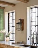 Рустикална кука за монтиране на фенер на стената