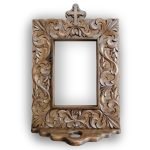 Малка ръчно издълбана фоторамка (13x18cm) с рафт