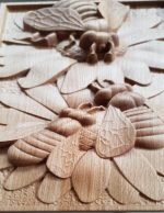 Three Bees on Sunflowers Oak Carving Wall Decoration - Image 3