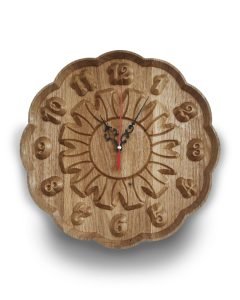 Кръгъл часовник от дъб с издълбани шарки